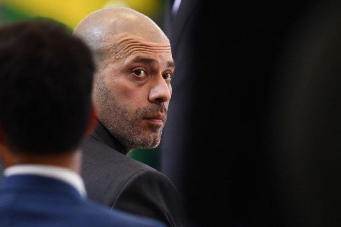 Daniel Silveira foi condenado por impedir o livre exercício dos poderes e coação em processo judicial
- Daniel Silveira foi condenado por impedir o livre exercício dos poderes e coação em processo judicial
-