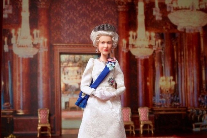 Boneca Barbie criada em homenagem ao aniversário e jubileu de prata da rainha Elizabeth 2ª