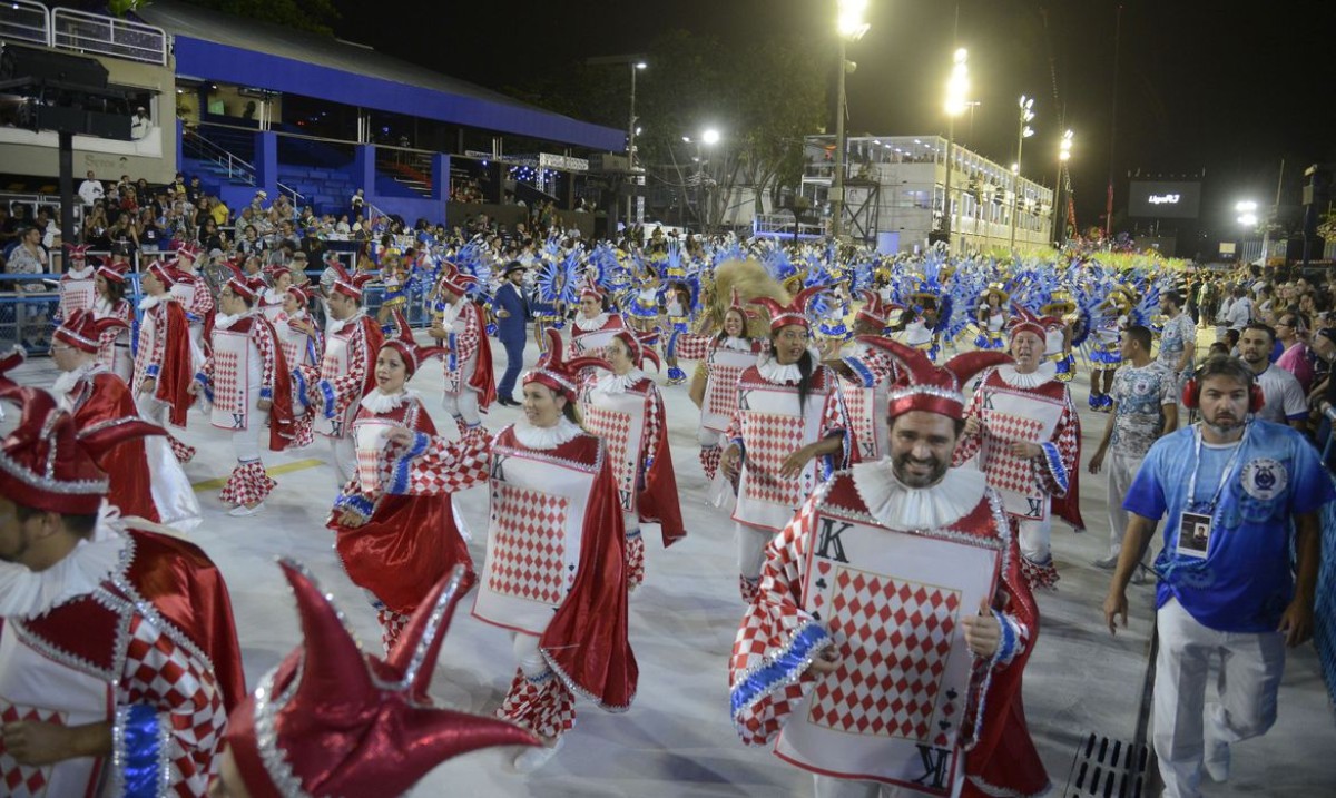 Primeiro dia de desfiles na Sapucaí tem acidente e atrasos