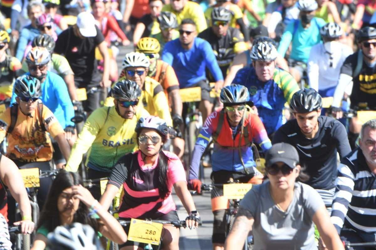 Aniversário de Brasília do jeito que a gente gosta: céu azul, sol e pedal