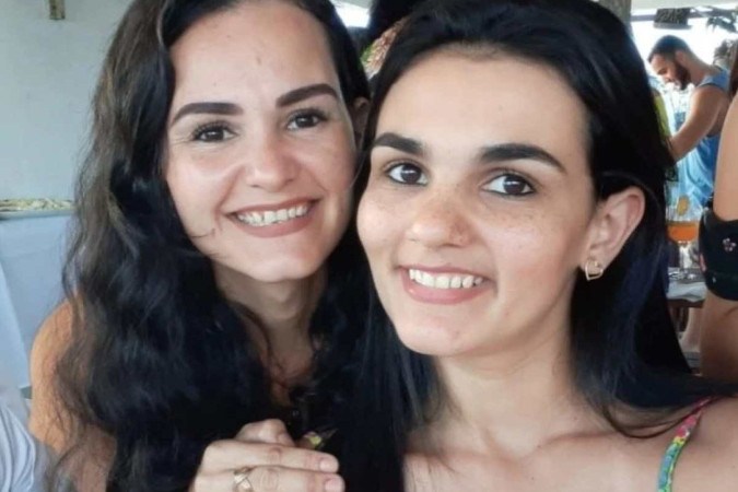 Na foto, Patrícia Morassuti (esquerda), prima da vítima, que tem compartilhado notícias do estado de saúde de Larissa Morassuti (à direita) -  (crédito: @patriciamorassuti/Instagram/Reprodução)