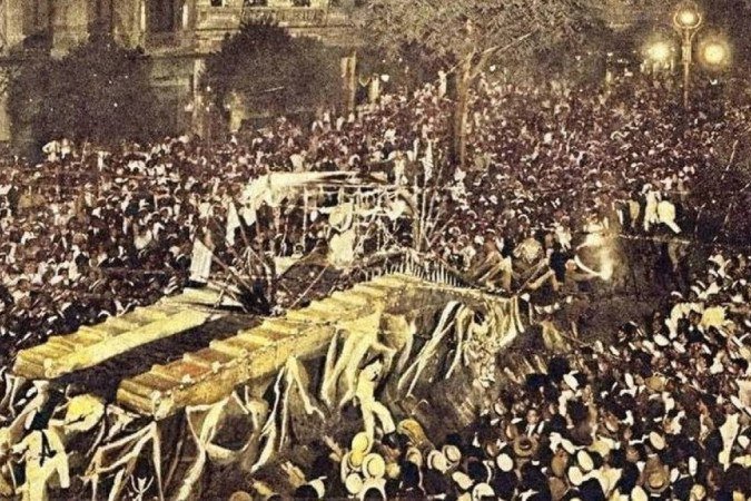 Desfile dos Democráticos nas ruas do Rio em 1919 - (crédito: Revista Careta/ Biblioteca Nacional) Desfile dos Democráticos nas ruas do Rio em 1919 - (crédito: Revista Careta/ Biblioteca Nacional)