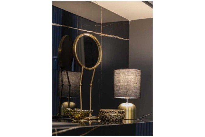 O contraste dos elementos dourados com a cor preta cria uma atmosfera intimista e luxuosa neste projeto da arquiteta Mariana Cecchini, em parceria com a marca Yamamura