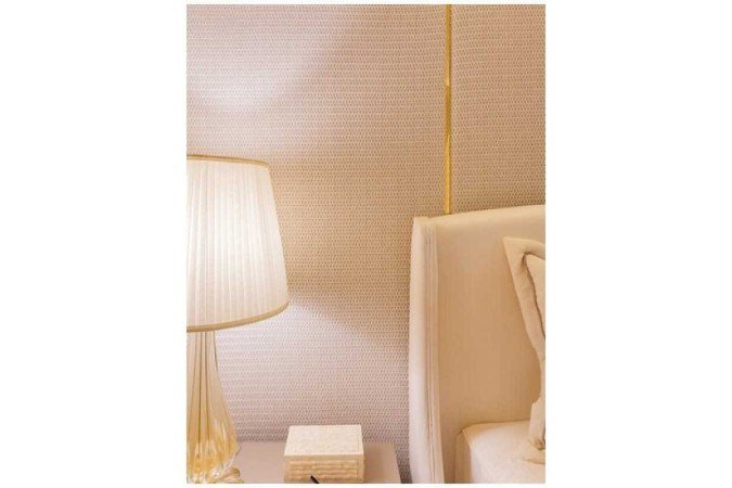 Para Raphaell Cruz, tudo que é sutil é mais elegante, e isso fica óbvio ao observar os destaques dourados atrás da cama