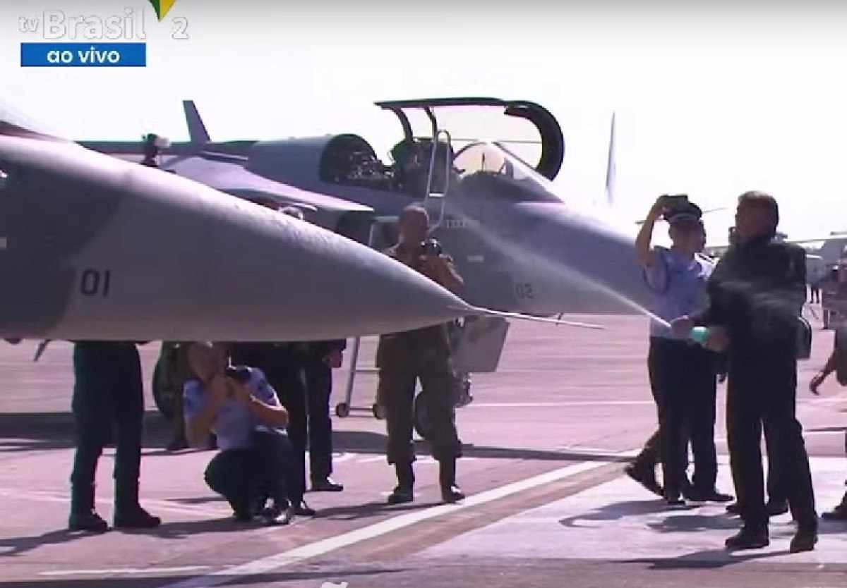 No Rio, Bolsonaro batiza com champanhe novos caças F-39 Gripen da FAB