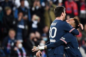 Dobradinha: Messi e Neymar comemoram o gol do título -  (crédito:  ALAIN JOCARD/AFP)