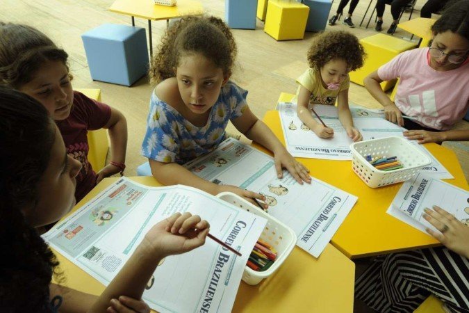  A exposição com as capas do Correio chama a atenção de quem passa pelo CCBB. As pessoas relembram fatos marcantes