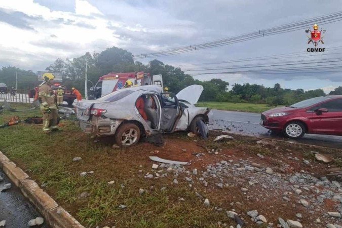 Motorista perdeu controle do veículo e bateu em um poste na EPTG. - (crédito: Divulgação/CBMDF) Motorista perdeu controle do veículo e bateu em um poste na EPTG. - (crédito: Divulgação/CBMDF)