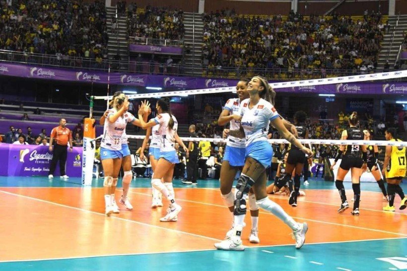 Tha&iacute;sa e companheiras comemoram ponto na final da Superliga contra o Praia Clube, em Bras&iacute;lia