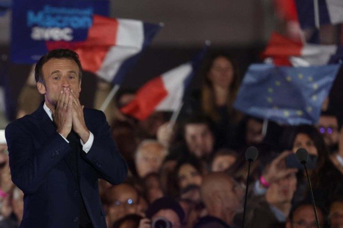 Macron, emocionado, chega na festa da vitória da reeleição, em frente à torre Eiffel, em Paris - (crédito: Thomas COEX / AFP) Macron, emocionado, chega na festa da vitória da reeleição, em frente à torre Eiffel, em Paris - (crédito: Thomas COEX / AFP)