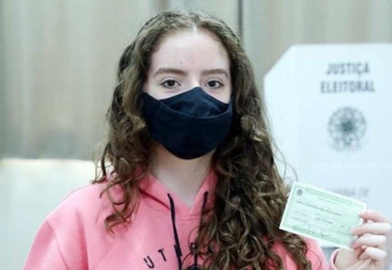 Jovens de 16 e 17 anos correm para tirar o t&iacute;tulo de eleitor; prazo &eacute; dia 4