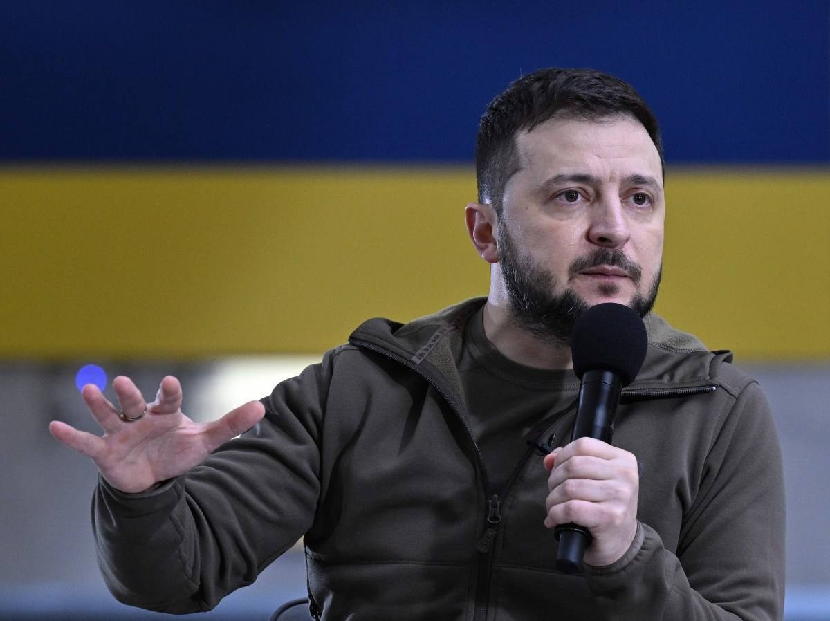 Zelenski volta a Kiev após assegurar pacote de apoio militar dos EUA