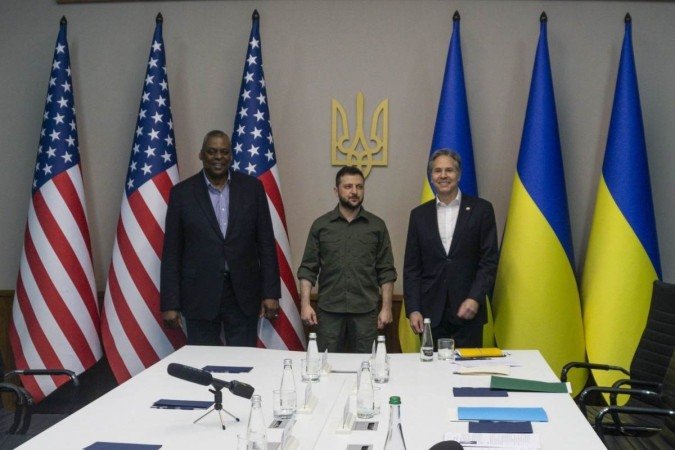 O secretário de Estado dos EUA, Antony Blinken, e o chefe do Pentágono, Lloyd Austin e o presidente da Ucrânia Volodymyr Zelensky - (crédito: AFP) O secretário de Estado dos EUA, Antony Blinken, e o chefe do Pentágono, Lloyd Austin e o presidente da Ucrânia Volodymyr Zelensky - (crédito: AFP)
