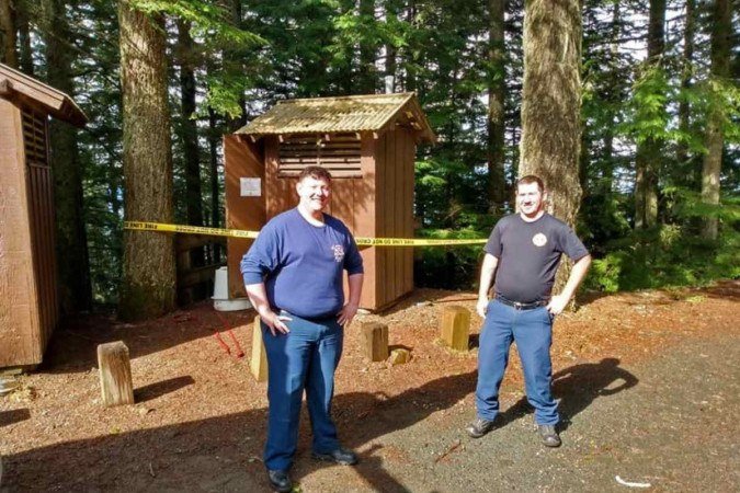 Segundo o chefe do Corpo de Bombeiros de Brinnon, Tim Manly, ela ainda passou cerca de 10 a 15 minutos tentando sair sozinha do buraco -  (crédito: Corpo de Bombeiros de Brinon/Divulgação)
