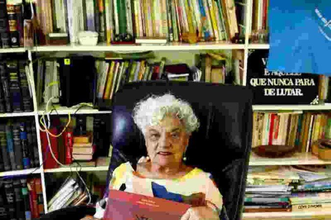 Nascida no Rio de Janeiro, filha de pai negro, mãe mestiça e neta de indígena, muito cedo, ela compreendeu a honra e o peso da própria ancestralidade