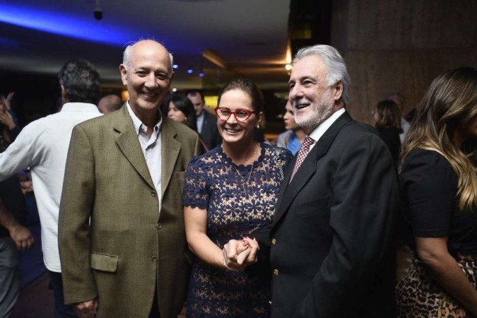  25/04/2022 Crédito: Minervino Júnior/CB/D.A Press. Brasil.  Brasilia - DF. Exposição em homenagem ao aniversário de Brasília e do Correio Braziliense no CCBB. Ex governador Arruda, Carlos Melles(presidente do Sebrae) e esposa.