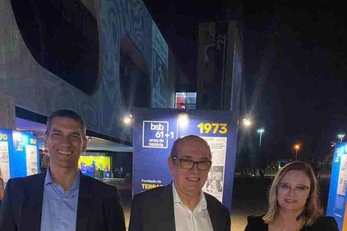 Jornalistas Carlos Alexandre de Souza (E) e Denise Rothenburg com o ministro Gilmar Mendes, do Supremo Tribunal Federal