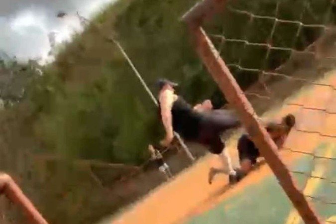 Sem condições de se defender, a vítima é atingida diversas vezes