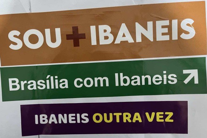 2022. Crédito: Reprodução. Cidades. Adesivos da campanha do governador Ibaneis Rocha à reeleição 
      