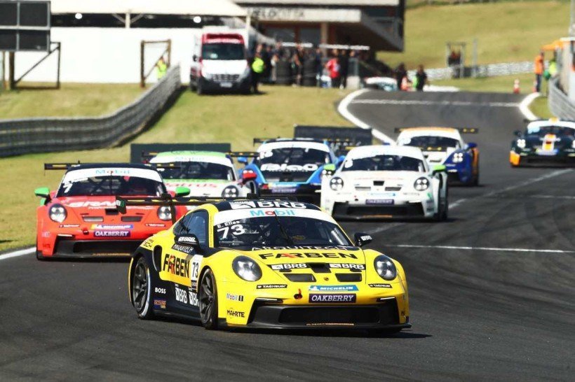 Enzo Elias na liderança da primeira corrida da etapa de Velocitta, pela Porsche Carrera Cup