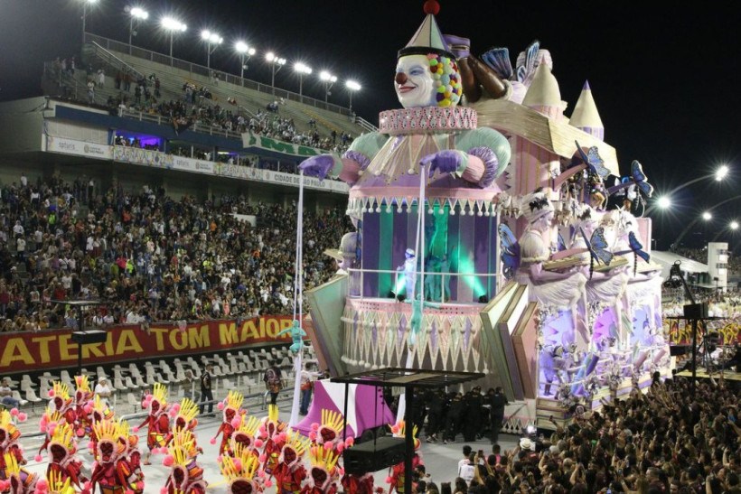 Desfiles no Sambódromo de São Paulo atraíram 64 mil pessoas