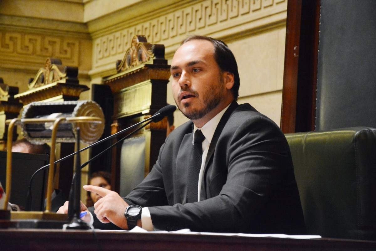 Moraes envia ação contra Carlos Bolsonaro na Abin Paralela ao TRF-1