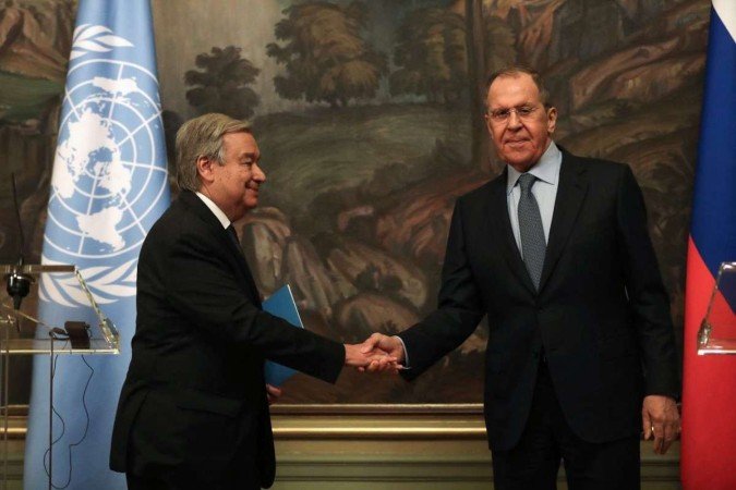 Serguei Lavrov (D) e António Guterres: esperança na diplomacia 