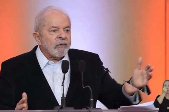 Lula diz que, se eleito, irá revogar sigilo de 100 anos de Bolsonaro