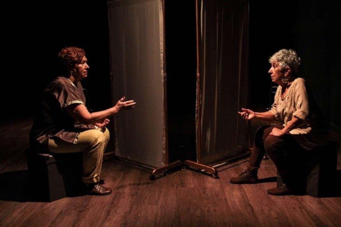 Em cena, Fátima Lacerda e Ruth Guimarães, no espetáculo teatral Memórias Com Prazer e Resistência -  (crédito: Lucas Sancho/Divulgação)