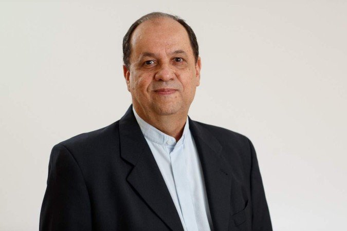 Rafael Vieira equilibra a vida de padre com o ofício de jornalista há 40 anos - (crédito: Rodolfo Carvalhaes) Rafael Vieira equilibra a vida de padre com o ofício de jornalista há 40 anos - (crédito: Rodolfo Carvalhaes)