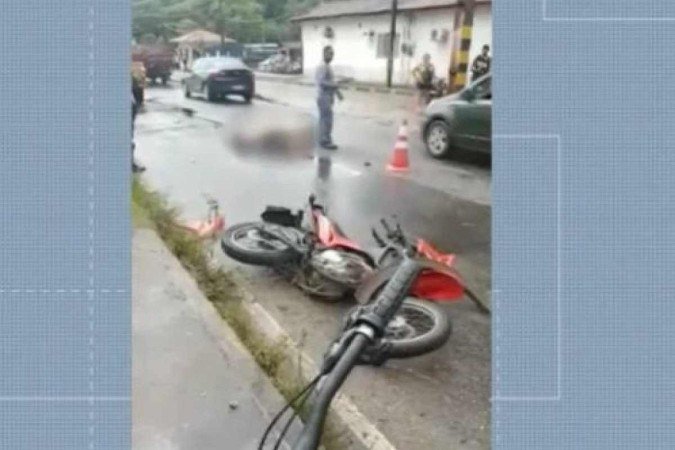Motorista tenta desviar de buraco e atinge motociclista que morre - (crédito: Reprodução / TV Globo) Motorista tenta desviar de buraco e atinge motociclista que morre - (crédito: Reprodução / TV Globo)