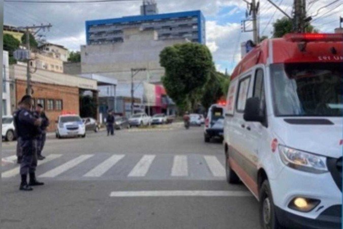 O Corpo de Bombeiros e a Polícia Militar estiveram no local para atender o chamado. A criança de 4 anos caiu do 10º andar do prédio e os irmãos só perceberam depois - (crédito: Polícia Militar/Divulgação) O Corpo de Bombeiros e a Polícia Militar estiveram no local para atender o chamado. A criança de 4 anos caiu do 10º andar do prédio e os irmãos só perceberam depois - (crédito: Polícia Militar/Divulgação)