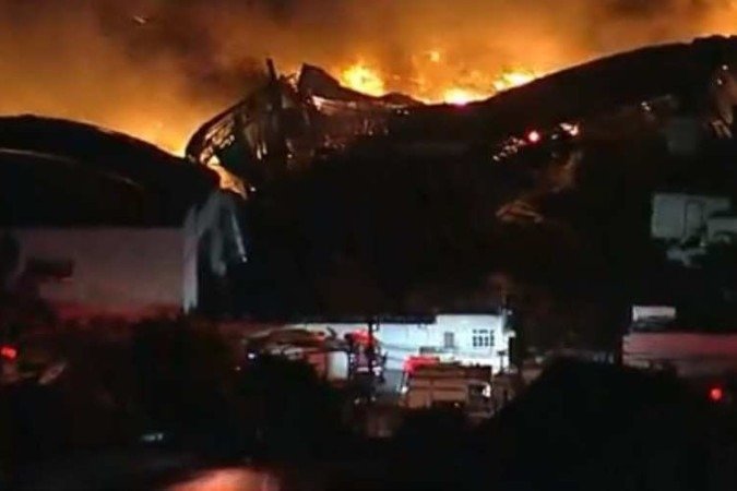  27/04/2022 Crédito: Corpo de Bombeiros de São Paulo/Divulgação. Fogo atinge galpão em Guarulhos, ( SP ).