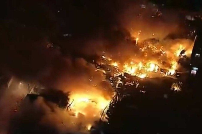  27/04/2022 Crédito: Corpo de Bombeiros de São Paulo/Divulgação. Fogo atinge galpão em Guarulhos, ( SP ).