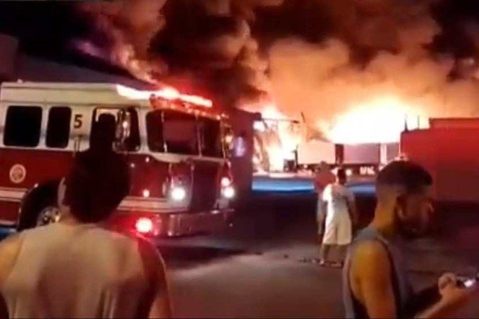  27/04/2022 Crédito: Corpo de Bombeiros de São Paulo/Divulgação. Fogo atinge galpão em Guarulhos, ( SP ).
