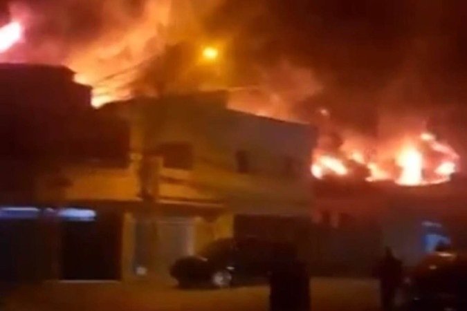  27/04/2022 Crédito: Corpo de Bombeiros de São Paulo/Divulgação. Fogo atinge galpão em Guarulhos, ( SP ).