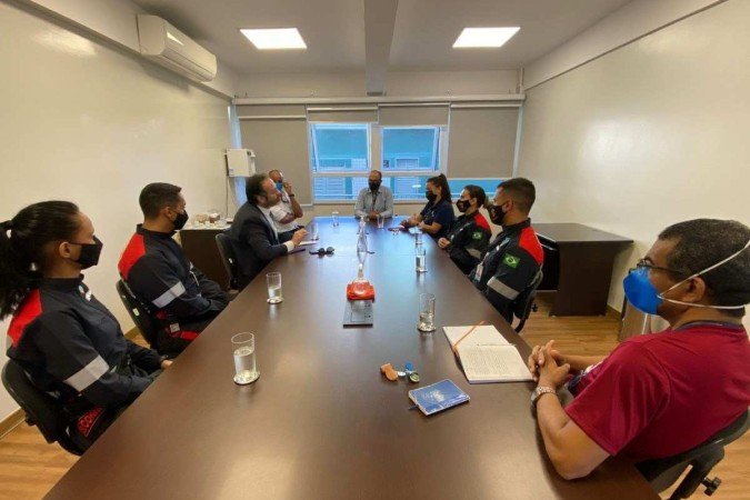 Profissionais do Colégio Marista João Paulo II reunidos para avaliar o resultado da simulação - (crédito: Divulgação Marista Asa Norte) Profissionais do Colégio Marista João Paulo II reunidos para avaliar o resultado da simulação - (crédito: Divulgação Marista Asa Norte)