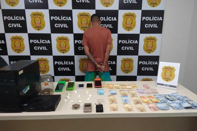 Polícia apreendeu drogas durante a operação em bar que servia de fachada para o tráfico - (crédito: Reprodução/PCDF) Polícia apreendeu drogas durante a operação em bar que servia de fachada para o tráfico - (crédito: Reprodução/PCDF)
