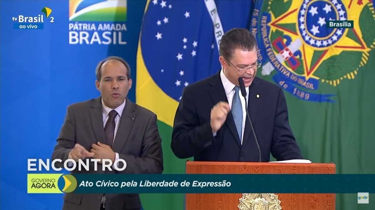 Deputado Sóstenes afirma que um dos poderes ultrapassou seus limites