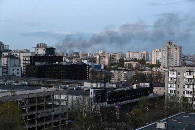 Fumaça vista em Kiev depois de bombardeio, no 64º dia da invasão - (crédito: Sergey Volskiy/AFP) Fumaça vista em Kiev depois de bombardeio, no 64º dia da invasão - (crédito: Sergey Volskiy/AFP)