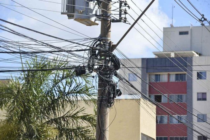 28/04/2022 Crédito: Minervino Júnior/CB/D.A Press. Brasil.  Brasilia - DF. Exposição de fios de energias e TV a cabo nos postes de Águas Claras.