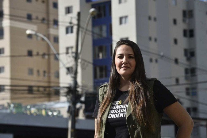  28/04/2022 Crédito: Minervino Júnior/CB/D.A Press. Brasil.  Brasilia - DF. Exposição de fios de energias e TV a cabo nos postes de Águas Claras. Celina Bessa.