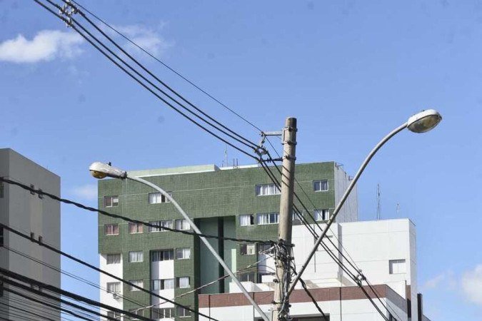  28/04/2022 CrÃ©dito: Minervino JÃºnior/CB/D.A Press. Brasil.  Brasilia - DF. ExposiÃ§Ã£o de fios de energias e TV a cabo nos postes de Ãguas Claras.