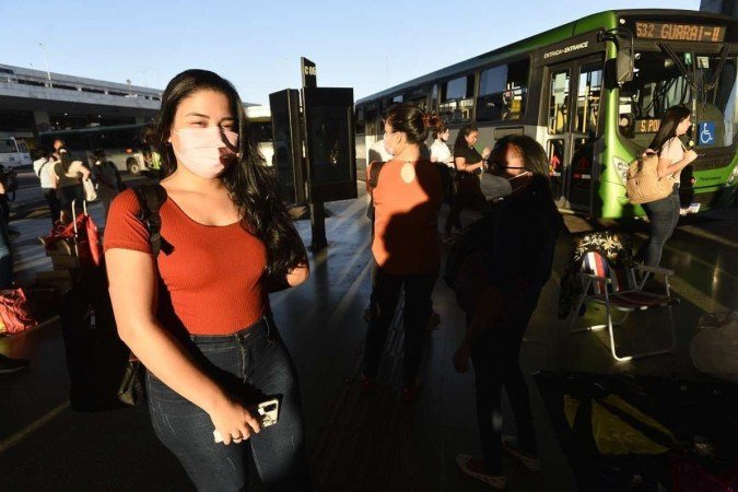 Helen Lopes reclama da lotação e do atraso dos ônibus