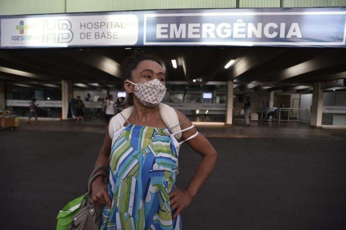 Maria Mercedes Vieira, que esperou atendimento m&eacute;dico por cinco horas com a clav&iacute;cula quebrada, procurou outro hospital 