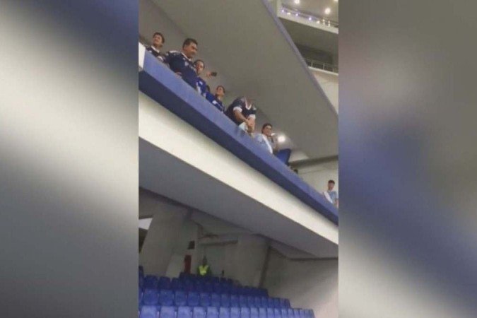 Torcedores palmeirenses flagraram ofensas racistas de um torcedor do Emelec - (crédito: Reprodução / Redes Sociais) Torcedores palmeirenses flagraram ofensas racistas de um torcedor do Emelec - (crédito: Reprodução / Redes Sociais)