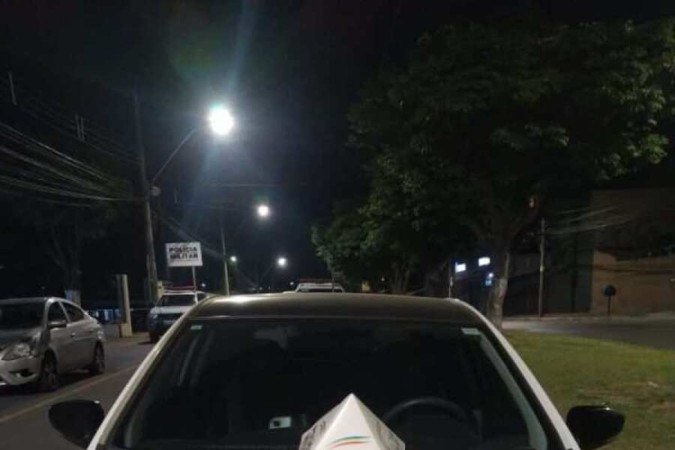 Carro usado pelos criminosos no furto a casa de um policial em Betim foi apreendido pela PM -  (crédito: Divulgação PM)