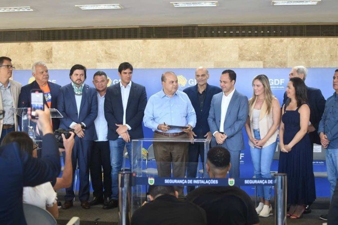 Ibaneis Rocha conversa com presidente da CLDF, Rafael Prudente, ao sancionar revisão da Luos, no Palácio do Buriti