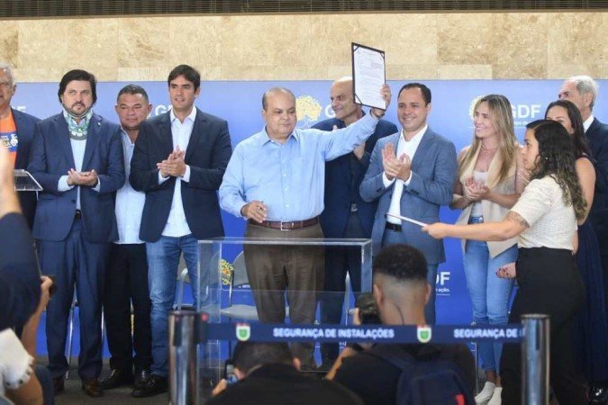 Governador do DF, Ibaneis Rocha (MDB), sanciona revisão da Luos, em cerimônia no Palácio do Buriti