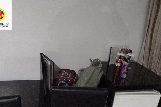 Ao chegarem no local, os militares solicitaram a abertura da porta à gerente do estabelecimento e encontraram bitucas de cigarros e latas de cervejas vazias - (crédito: PMDF/Divulgação) Ao chegarem no local, os militares solicitaram a abertura da porta à gerente do estabelecimento e encontraram bitucas de cigarros e latas de cervejas vazias - (crédito: PMDF/Divulgação)